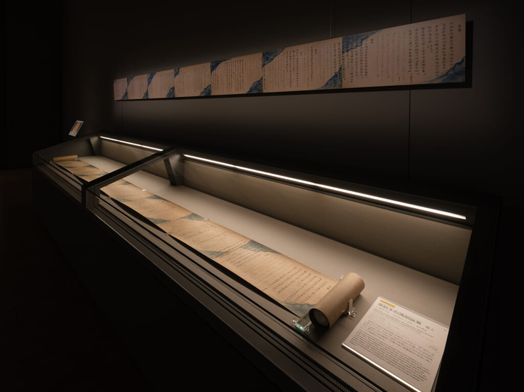 皇居三の丸尚蔵館　雲紙本和漢朗詠集展示風景