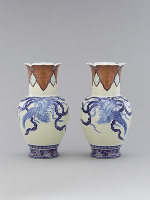 有田焼白地鳳凰模様花瓶の画像