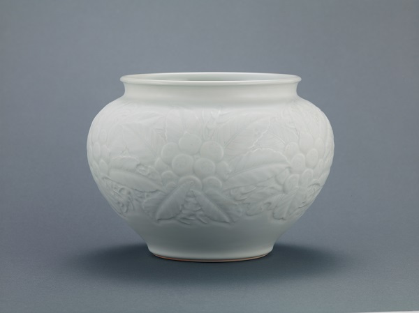 葆光白磁枇杷彫文花瓶の画像