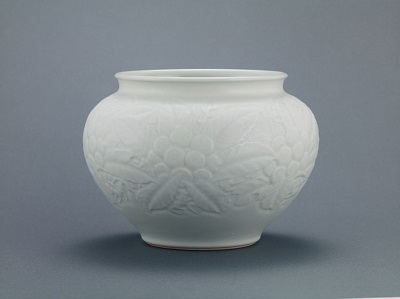 葆光白磁枇杷彫文花瓶の画像