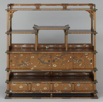 鳳凰菊文様蒔絵飾棚の画像