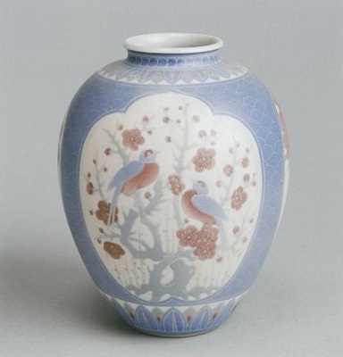 磁器花瓶　花鳥文様の画像